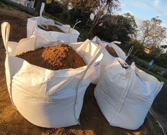 Big bags remplis de terre végétale