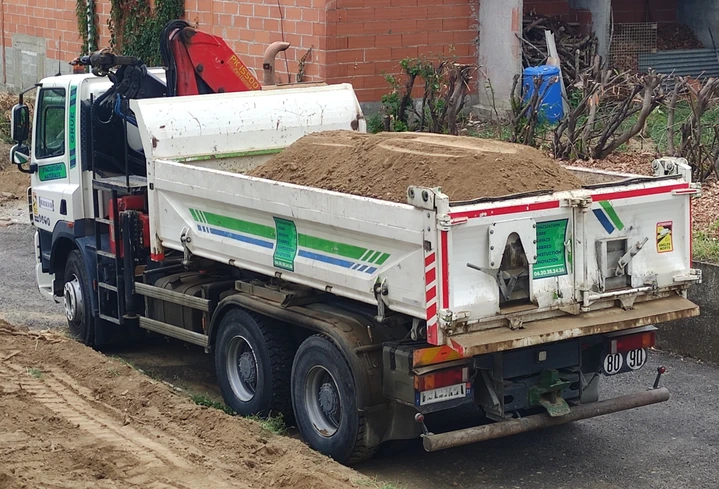 Camion benne chargé de terre végétale en vrac