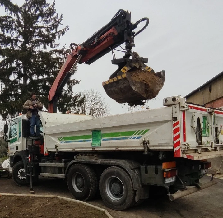 Camion benne avec grue pour livraison de terre végétale autour de Toulouse